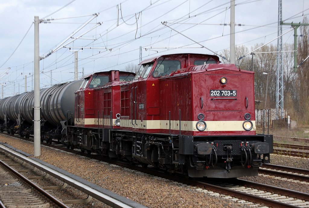 Doppeltraktion LEG 202 703-5 (92 80 1203 230-8 D-LEG, Bj.1974) + 202 327-3 (92 80 1203 227-4 D-LEG, Bj.1971) mit Kesselwagenzug Richtung Berliner Innenstadt, 09.04.10 Berlin-Blankenburg. 