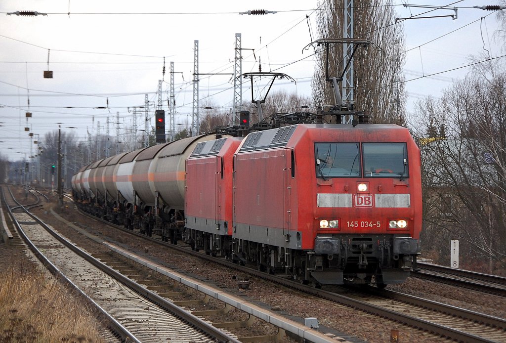 Doppeltraktion mit 145 034-5 + 145 035-2 und Kesselwagenzug am 21.12.11 Berlin-Karow.