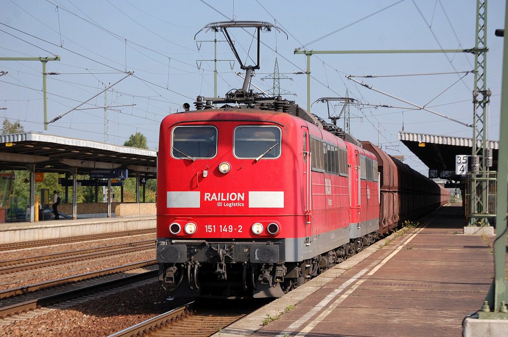 Doppeltraktion mit 151 149-2 + 151 142-7 nach pERsonalwechsel mit Ganzzug Sch�ttgutwagen bei der Ausfahrt im Bhf. Flughafen Berlin-Sch�nefeld, 17.09.12