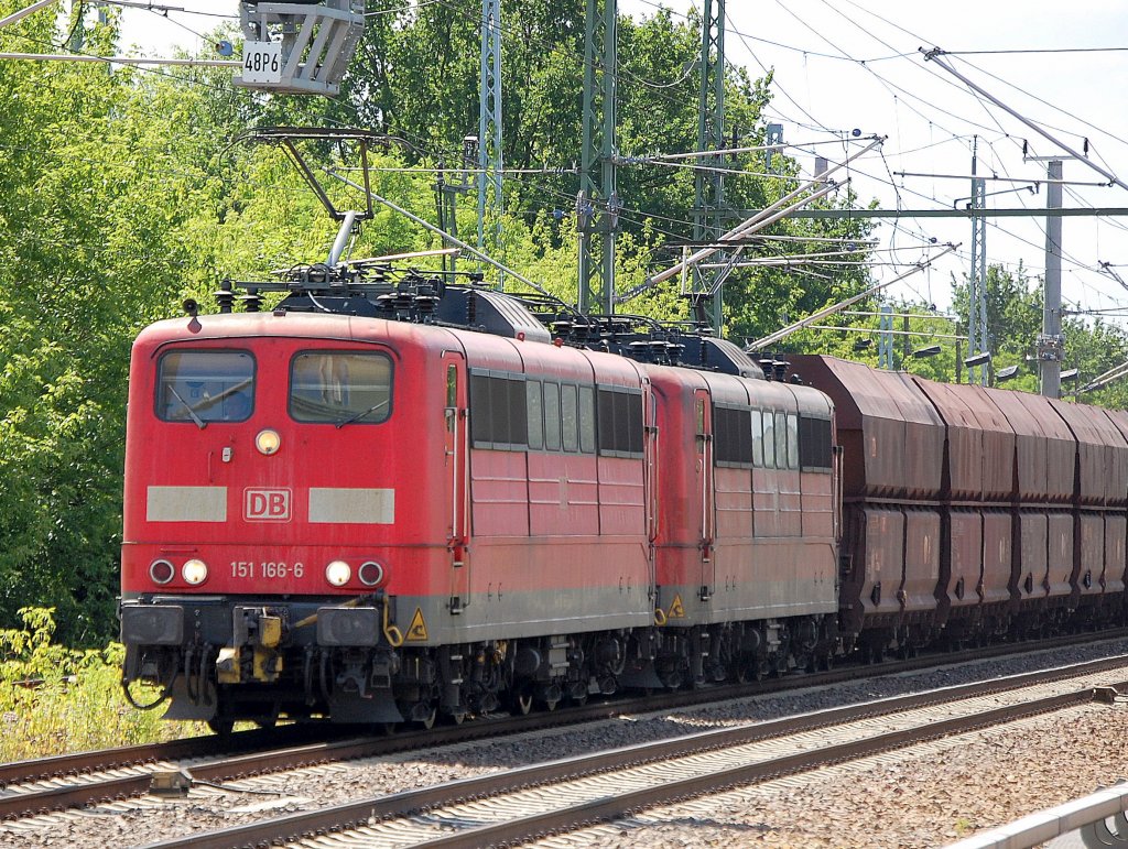 Doppeltraktion mit 151 166-6 + 155 105-7 mit Erzzug Richtung Karower Kreuz, 26.06.10 Berlin-Blankenburg.