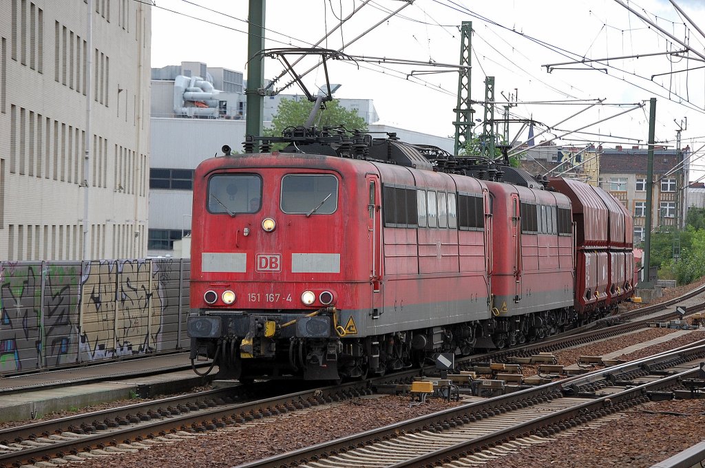 Doppeltraktion mit 151 167-4 + 151 ? mit langem Erzzug Richtung Berlin-Gesundbrunnen, 30.08.10 Berlin-Wedding.