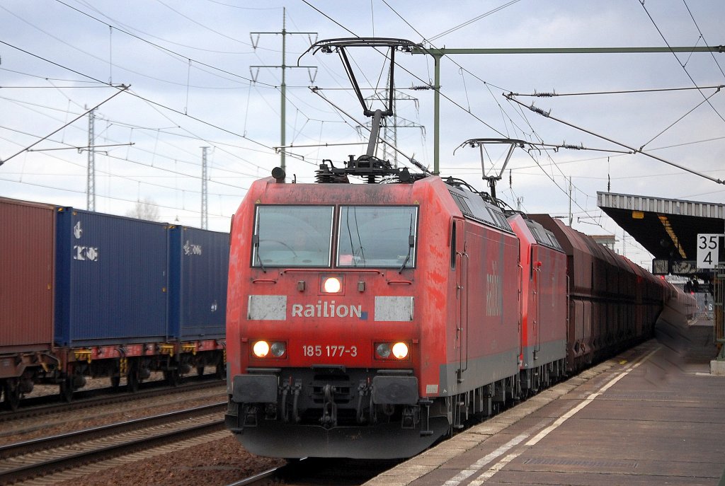 Doppeltraktion mit 185 177-3 + 185 141-9 mit Ganzzug Sch�ttgutwagen zum Personalwechsel im Bhf. Flughafen Berlin-Ssch�nefeld am 29.12.11