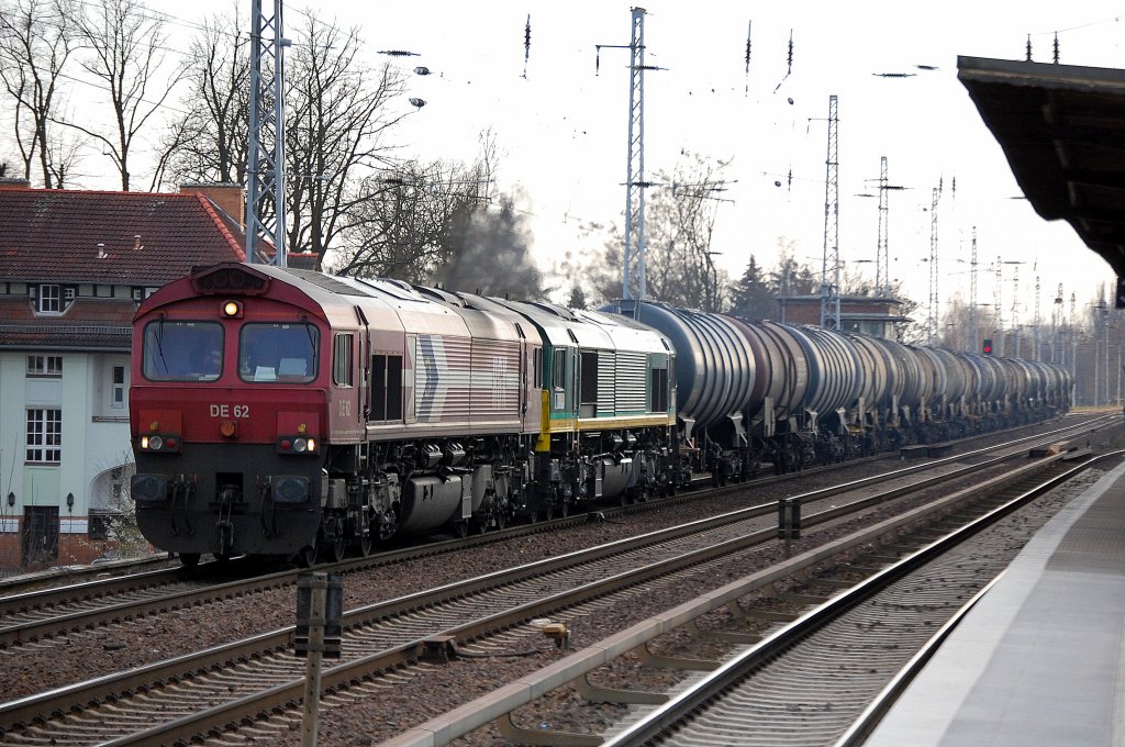 Doppeltraktion mit DE 62 (92 80 1266 062-9 D-HGK) + DE 63 (92 80 1266 063-7 D-HGK) am 05.04.12 mit Kesselwagenzug Richtung Bernau, Berlin-Karow.