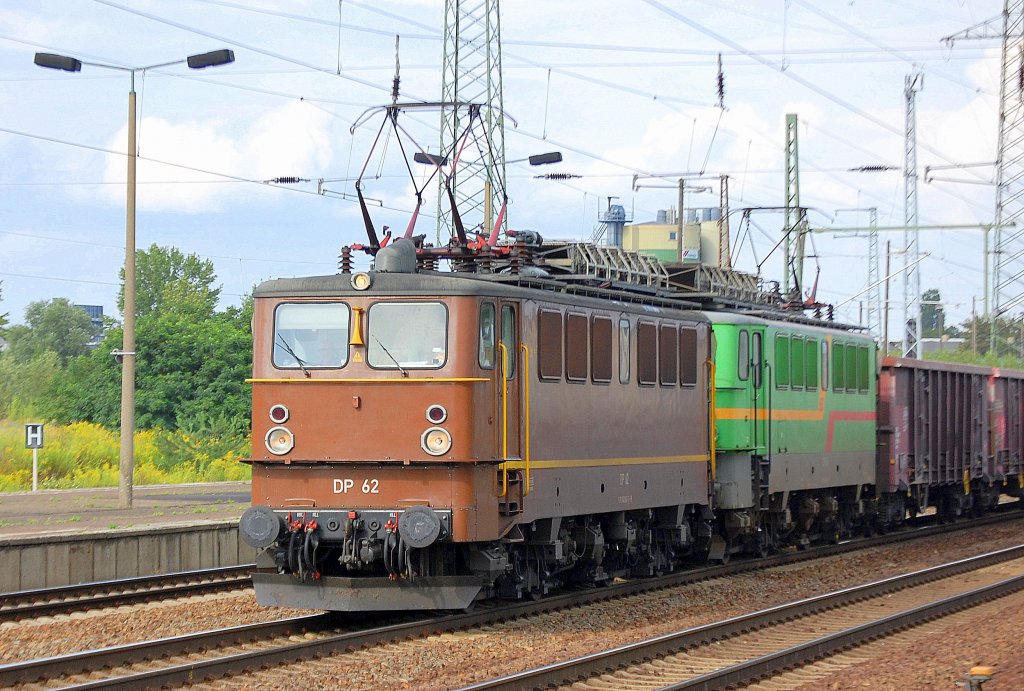 Doppeltraktion mit DP 62 (91 80 6142 042-1 D-ENRA) + DP 60 (91 80 6142 159-3 D-ENRA,LEW Bj.1969) mit Ganzzug offener G�terwagen, 12.08.11 Bhf. Flughafen Berlin-Sch�nefeld. 