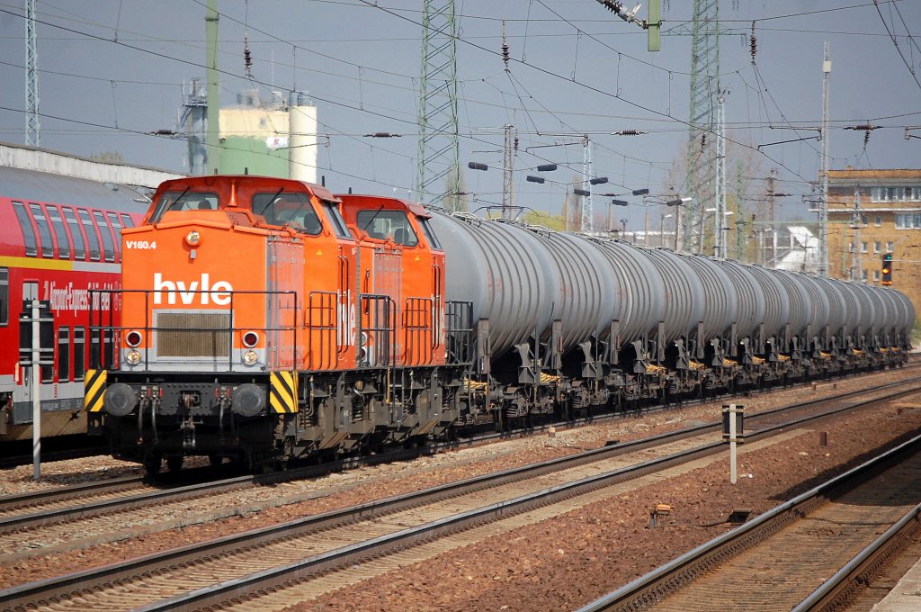 Doppeltraktion mit hvle V160.4 (92 80 1203 109-4 D-HVLE) + V160.? am 16.04.11 im Bhf. Flughafen Berlin-Sch�nefeld.