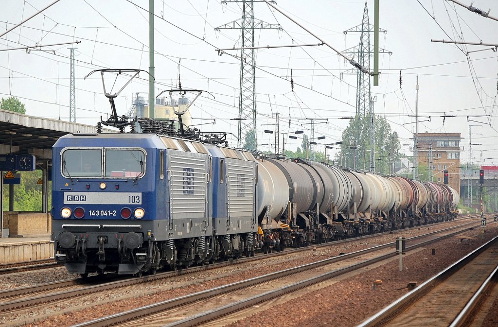 Doppeltraktion mit RBH 103/143 041-2 (91 80 6143 041-2 D-RBH) + RBH 106/143 286-3 (91 80 6143 286-3 D-RBH) mit Kesselwagenganzzug am 27.04.11 Bhf. Flughafen Berlin-Sch�nefeld. 