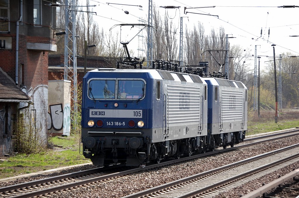 Doppeltraktion mit RBH 105 143 186-5 (91 80 6143 186-5 D-RBH, Bj. 1986, ex DB) und RBH 104 143 191-5 (91 80 6143 191-5 D-RBH, Bj. 1986, ex DB) auf Leerfahrt Richtung Bernau, 16.04.10 Berlin-Buch.