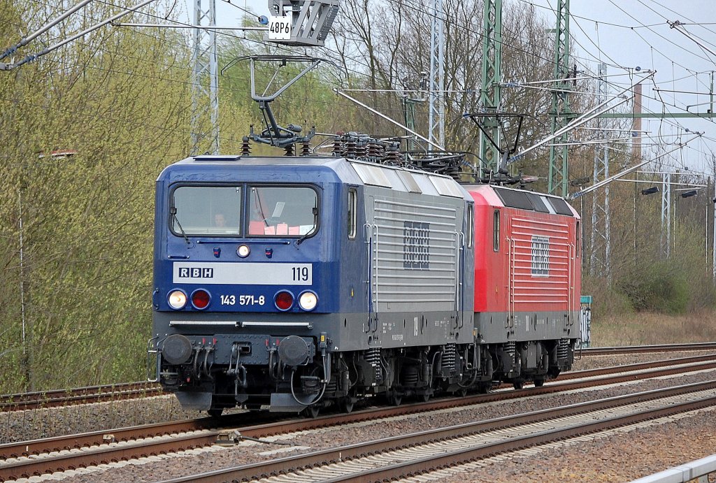 Doppeltraktion mit RBH 119/143 571-8 (91 80 6143 571-8 D-RBH, LEW Bj.1990) + RBH 108/143 916-5 Richtung Bernau am 07.04.11 Berlin-Blankenburg. 