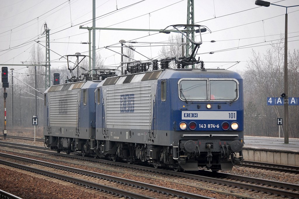 Doppeltraktion RBD 101/143 874-6 (91 80 6143 874-6 D-RBH, LEW Bj.1989) + RBH 112/143 638-5 am 16.03.11 Bhf. Flughafen Berlin-Sch�nefeld.