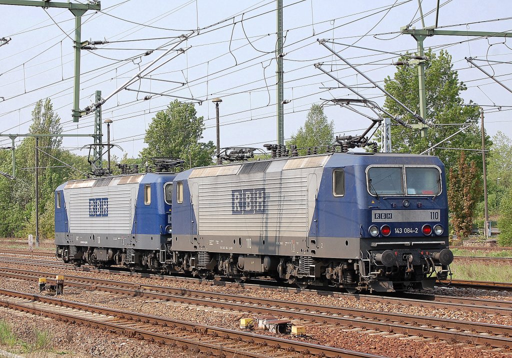 Doppeltraktion RBH 101/143 874-6 (91 80 6143 874-6 D-RBH) + 110/143 084-2 (91 80 6143 084-2 D-RBH) am 29.04.11 bei der Durchfahrt im Bhf. Flughafen Berlin-Sch�nefeld. 