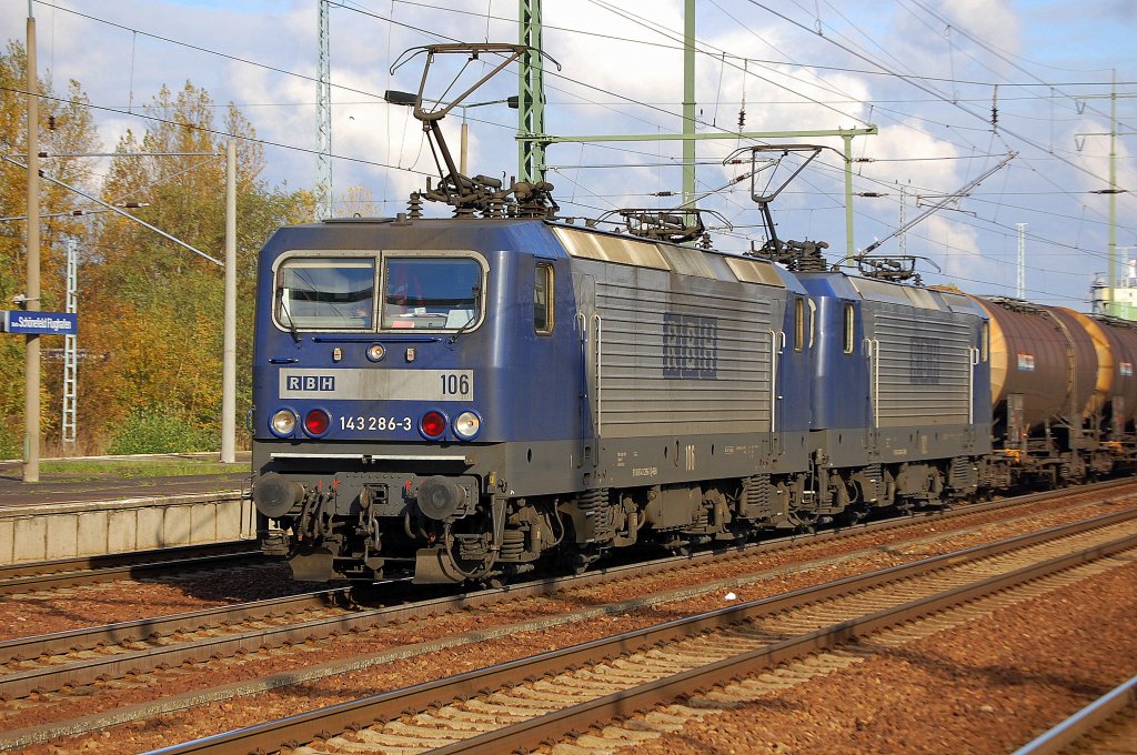 Doppeltraktion RBH 106 / 143 286-3 (91 80 6143 286-3 D-RBH, Bj.1987)+ 102 / 143 069-3 (91 80 6143 069-3 D-RBH, Bj.1985) mit Spezialkesselwagen, 30.10.09 Durchfahrt im Bhf. Flughafen Berlin-Sch�nefeld.  