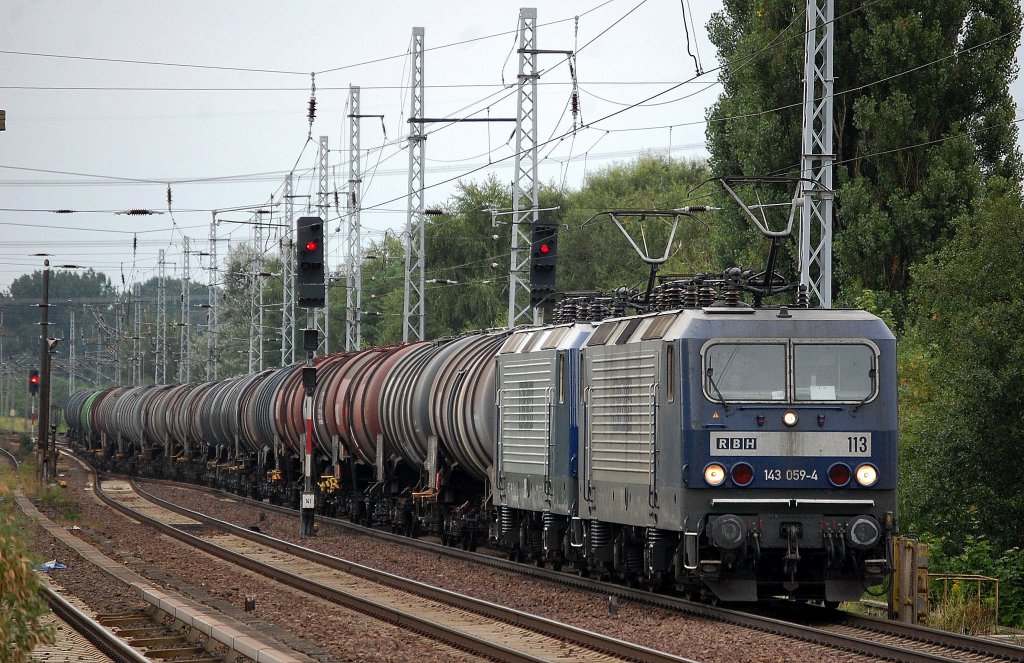 Doppeltraktion RBH 113/143 059-4 + 125/143 908-2 mit Kesselwagenzug am 06.08.13 Berlin-Karow.