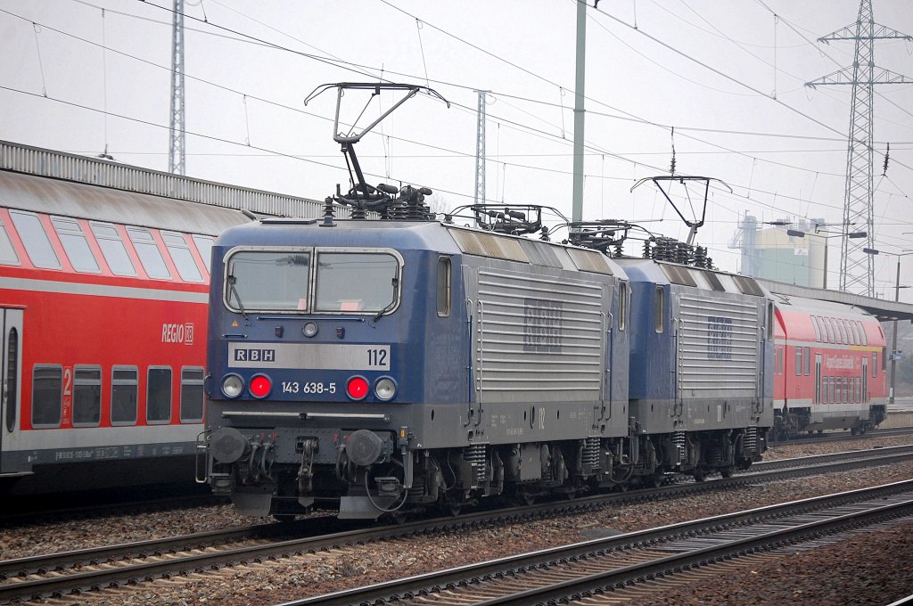 Doppeltraktion der RBH mit der RBH 112/ 143 638-5 (91 80 6143 638-5 D-RBH, LEW Bj.1990) + RBH 101/143 874-6 am 16.03.11 im Bhf. Flughafen Berlin-Sch�nefeld. 