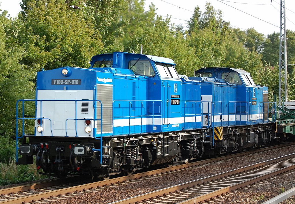 Doppeltraktion SLG V 100-SP-010 (92 80 1203 146-6 D-SLG, Bj.1976) + SLG V 100-SP-007 (92 80 1203 409-8 D-SLG, Bj.1973) mit einem Bauzug altem Gleisschotter Richtung Bernau, 24.07.08 Berlin-Karow.