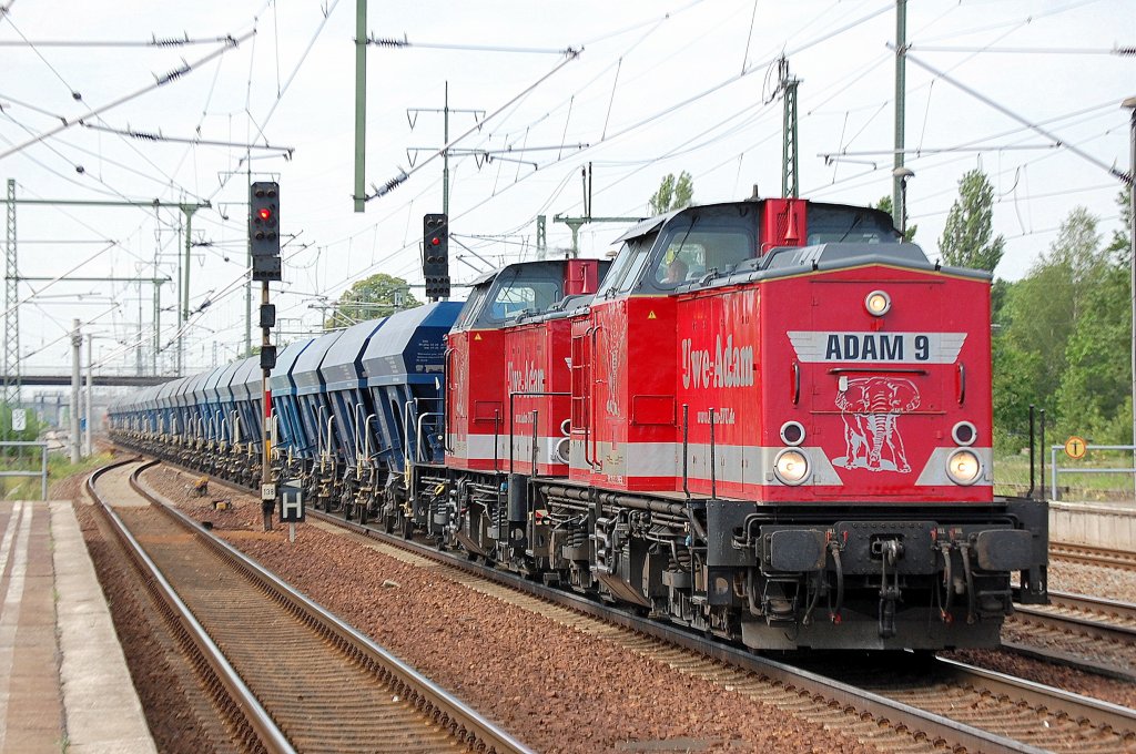 Doppeltraktion Uwe Adam V100�r mit ADAM 9/202 520  Sebastian  (92 80 1202 520-3 D-BWESA, LEW Bj.1973) + ADAM? mit einem Ganzzug polnischer Sch�ttgutwagen bei der Durchafhrt im bhf. Flughafen Berlin-Sch�nefeld, 19.05.11 