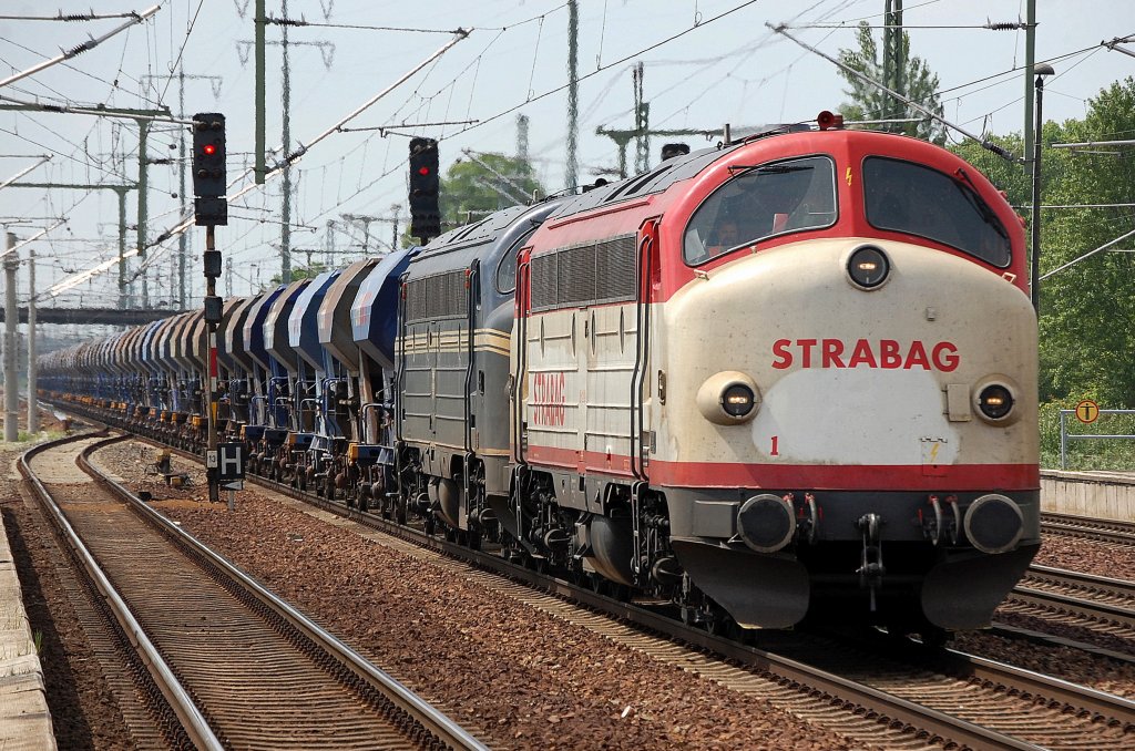 Doppeltraktion V170 1149 (Nohab Bj.1965) in rot/wei� mit STRABAG Logo + V170 1147 (Nohab Bj.1964) in dunkelblau mit Ganzzug Sch�ttgutwagen niederl�ndischer Bauart der Fa. STRABAG, 22.05.10 Durchfahrt im Bhf. Flughafen Berlin-Sch�nefeld. 