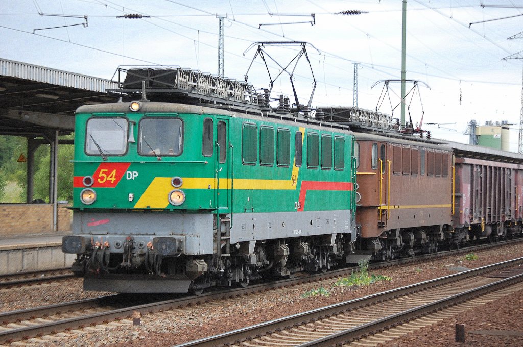 DP 54 (91 80 6142 150-2 D-DP, LEW Bj.1968) + DP 62 (91 80 6142 042-1 D-ENRA, LEW Bj.1964) in Doppeltraktion mit Ganzzug offener G�terwagen am 15.07.11 Bhf. Flughafen Berlin-Sch�nefeld.
