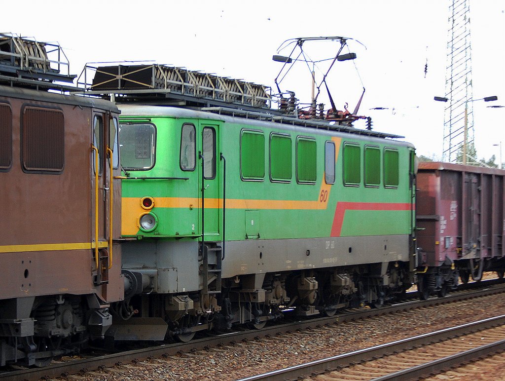 DP 60 (91 80 6142 159-3 D-ENRA, LEW Bj.1969) in Doppeltraktion hinter der DP 62 am 12.08.11 mit Ganzzug offener G�terwagen im Bhf. Flughafen Berlin-Sch�nefeld.