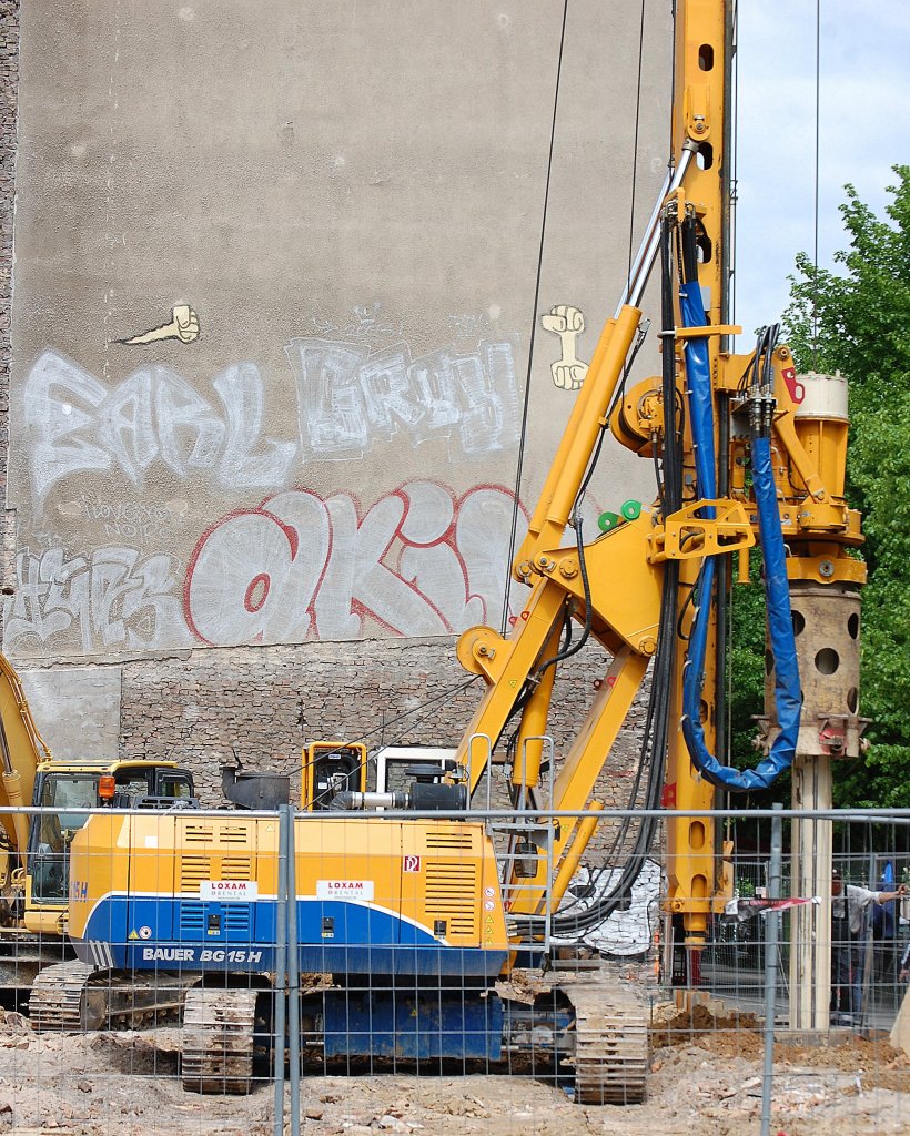 Drehbohrsystem BAUER BG 15 H (LOXAM Leasingbaumaschine), 04.05.12 Baustelle an der Sch�nhauser Allee Berlin.
