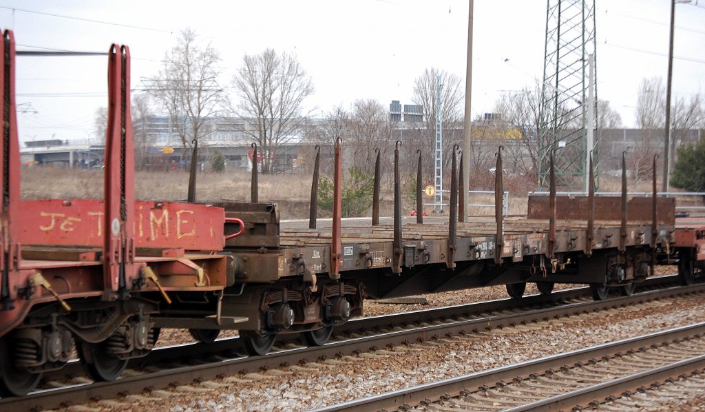 Drehgestell-Flachwagen der DB eingestellt mit der Nr. 31 RIV 80 D-DB 3914 429-6 Rs 689, 14.03.12 Bhf. Flughafen Berlin-Sch�nefeld.