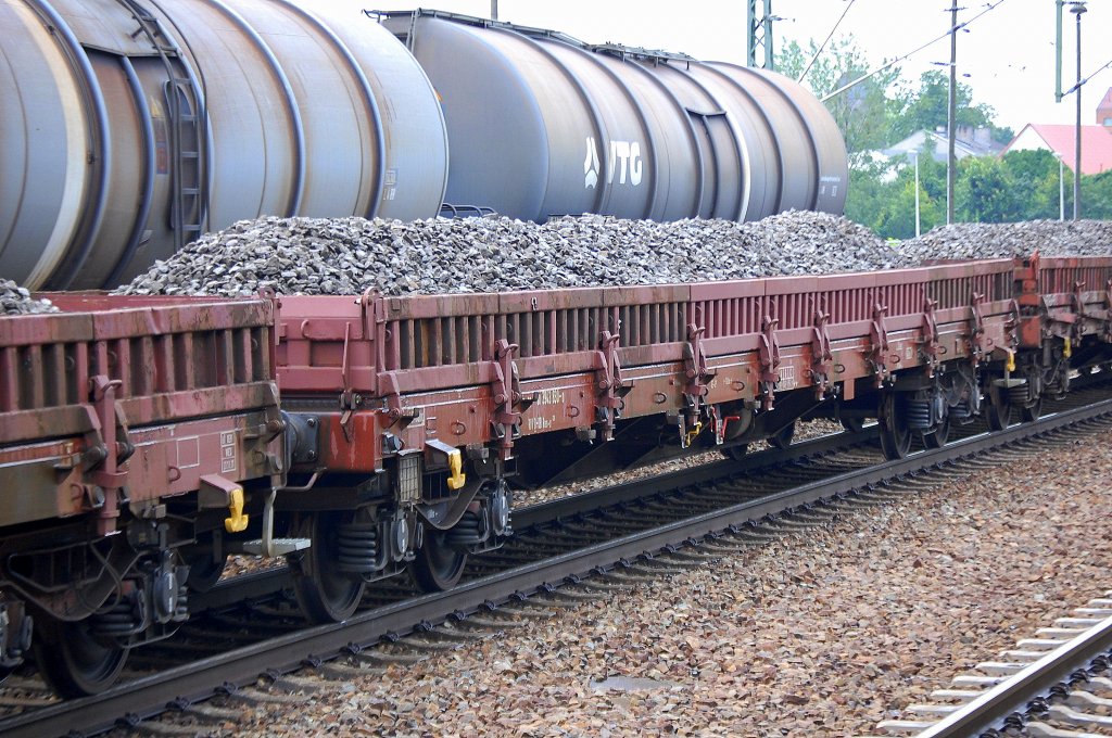 Drehgestell-Flachwagen der DB mit Altschotter beladen mit der Nr. 31 RIV 80 D-DB 3943 830-0 Res-x 676, 18.07.12 Bhf. Flughafen Berlin-Sch�nefeld.