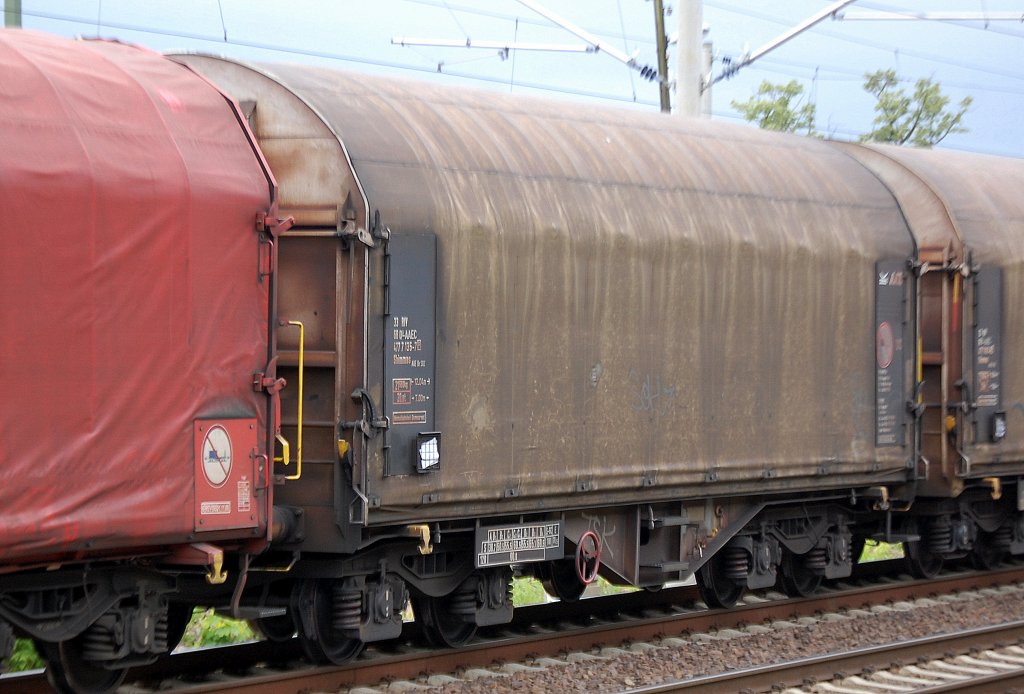 Drehgestell-Flachwagen mit Schiebeplane f�r Coiltransporte vom Wageneinsteller AAE Cargo mit der Nr. 33 RIV 68 D-AAEC 477 7 135-7(P) Shimmns, 31.05.12 Berlin-Blankenburg.