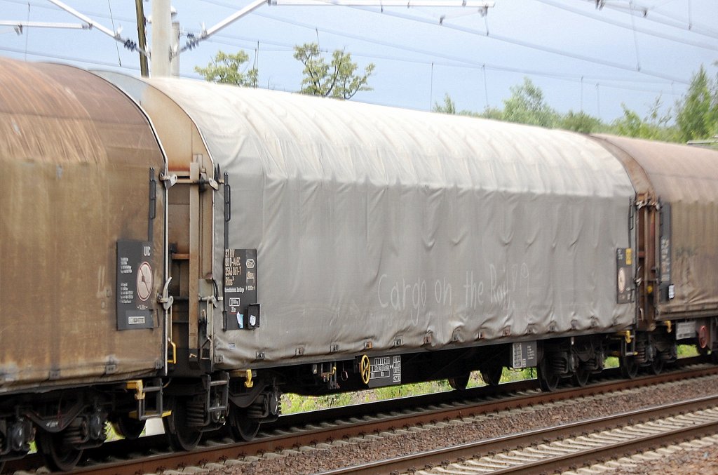 Drehgestell-Flachwagen mit Schiebeplanenhaube vom Wageneinsteller AAE Cargo eingestellt mit der Nr. 37 RIV 80 D-AAEC 3546 061-7 Rilns 14, 31.05.12 Berlin-Blankenburg.