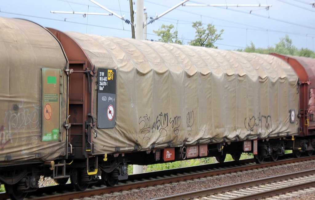 Drehgestell-Flachwagen mit Schiebeplanenhaube vom Wageneinsteller AAE cargo eingestellt mit der Nr. 37 RIV 80 D-AAEC 3546 078-1 Rilns 13 am 31.05.12 Berlin-Blankenburg. 