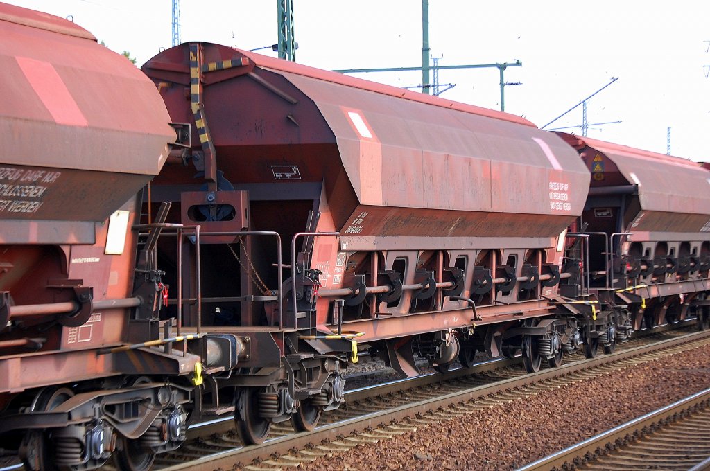 Drehgestell-Sch�ttgutwagen mit Schwenkdach und dosierbarer Schwerkraftentaldung der DB eingestellt mit der Nr. 31 RIV 80 D-DB 0819 064-3 Tads 957, 31.08.11 Bhf. Berlin-Sch�nefeld. 