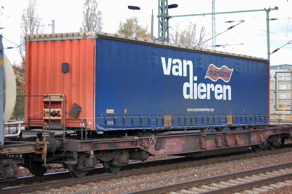 Drehgestell-Taschenwagen der DB eingestellt mit der Nr. 31 RIV 80 D-DB 4512 068-6 Sdgmns 743 am 06.11.12 Bhf. Flughafen Berlin-Sch�nefeld.