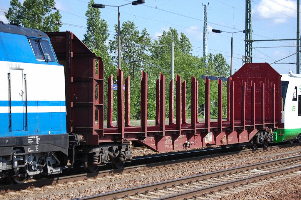 Drehgestellflachwagen f�r Holztransporte mit festen Stirnw�nden + Rungen Typ Sns der Fa. Wald-Holz-Forst Gbr eingestellt mit der Nr. 33 RIV 80 D-WHF 471 8 000-9(P) Bf.Schleusingen im Einsatz als Schutzwagen f�r eine �berf�hrungsfahrt eines RS1 am 14.05.12 Bhf. Flughafen Berlin-Sch�nefeld.
