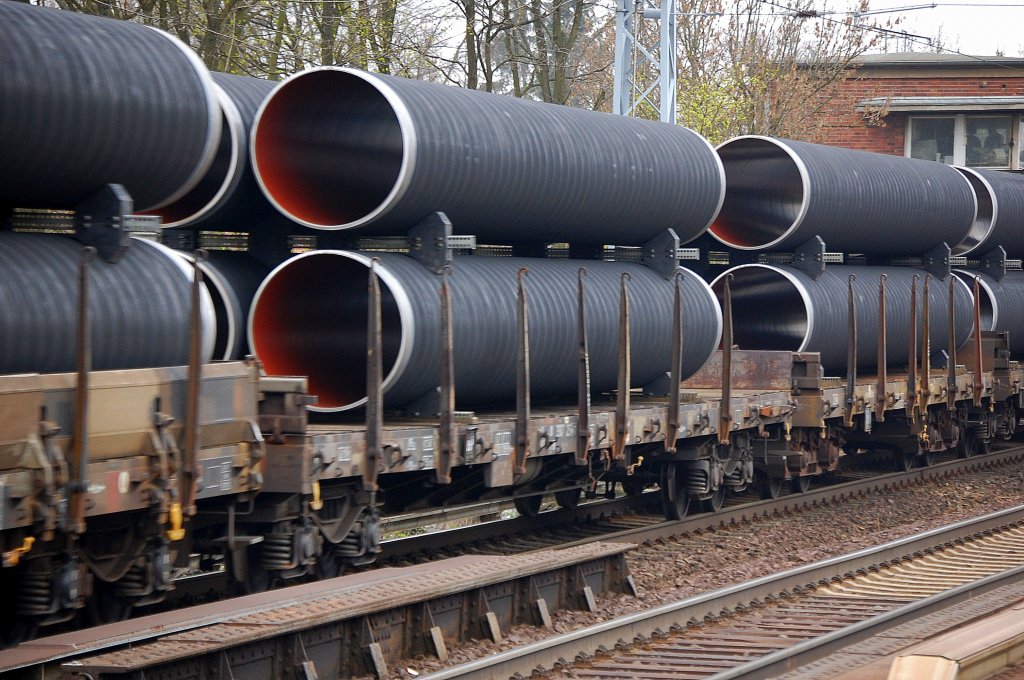 Drehgestellflachwagen mit Gro�r�hren beladen am 06.04.11 Berlin-Karow.