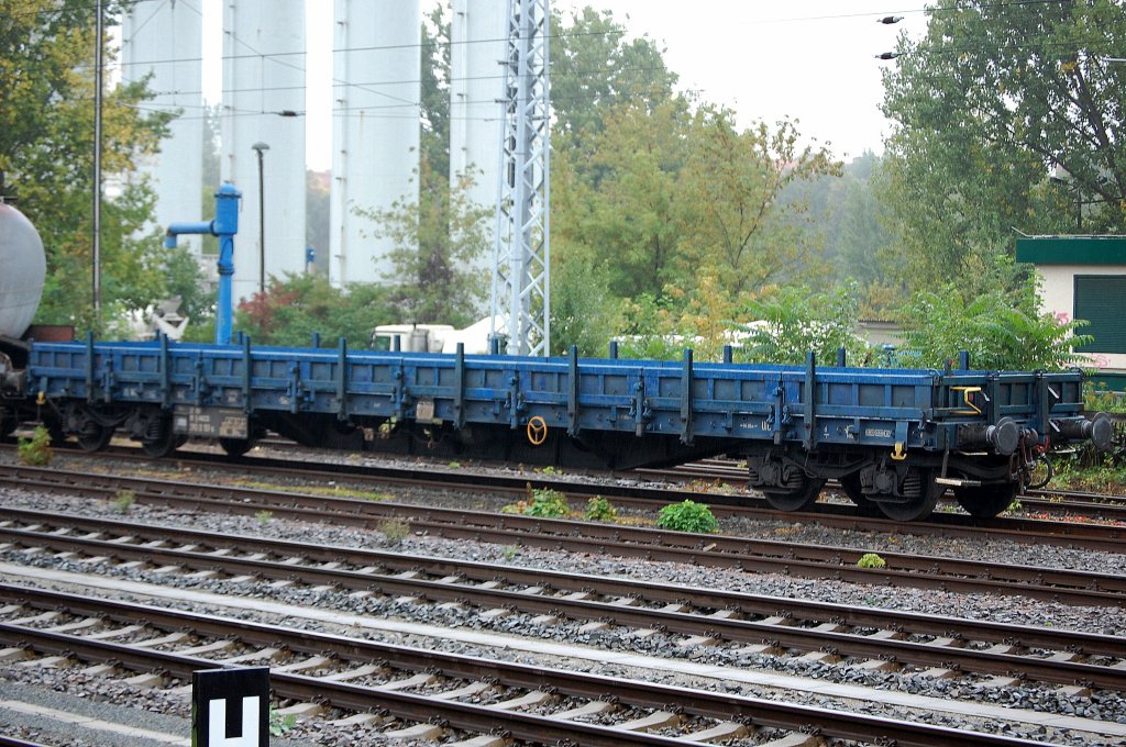 Drehgestellflachwagen mit niedrigen Rungen vom Wageneinsteller NACCO eingestellt mit der Nr. 37 RIV 80 D-NACCO 390 0 151-6 Res, HEIMATBAHNHOF: PARIS la Chapelle, 26.09.10 Berlin Greifswalder Str.