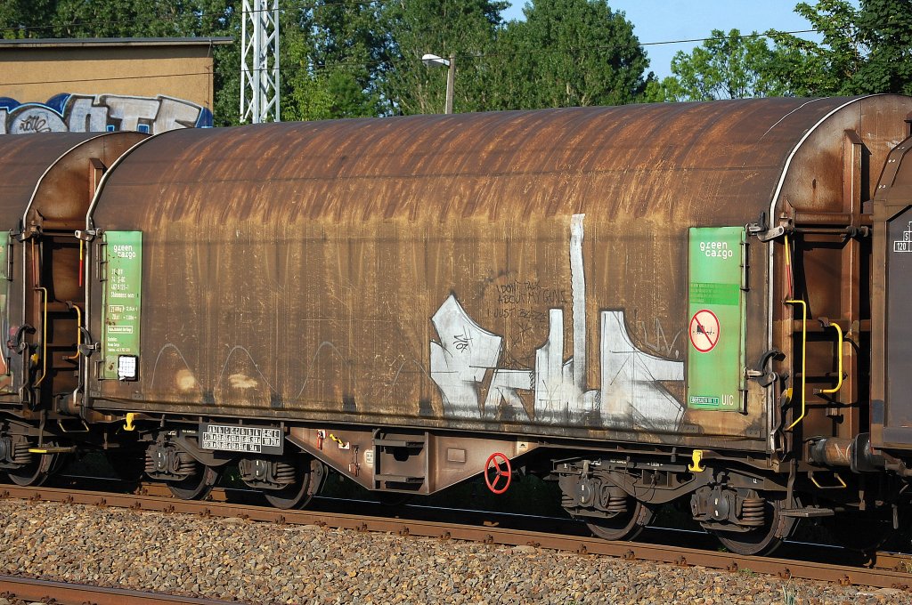 Drehgestellflachwagen mit Planenverdeck f�r Coiltransporte vom schwedischen Einsteller Green Crago mit der Nr. 31 RIV 74 S-GC 467 9 125-1 Shimmnss BrS72 Heimatbahnhof: Borl�nge am 06.06.13 in einem gemischten G�terzug Berlin-Blankenburg.