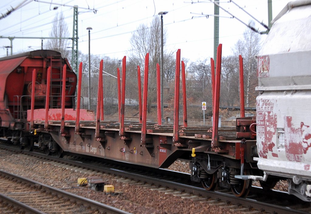 Drehgestellflachwagen mit Rungen der DB eingestellt mit der Nr. 31 RIV 80 D-DB 399 1 043-1 Rns-z 643, 05.02.11 Bhf. Flughafen Berlin-Sch�nefeld.