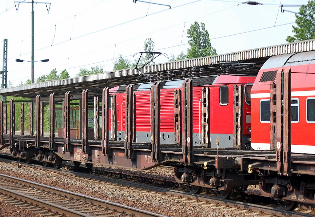 Drehgestellflachwagen mit Rungen und Niederbindeeinrichtung der DB eingestellt mit der Nr. 31 RIV 80 D-DB 4723 212-5 Snps 719, 29.04.11 Bhf. Flughafen Berlin-Sch�nefeld.