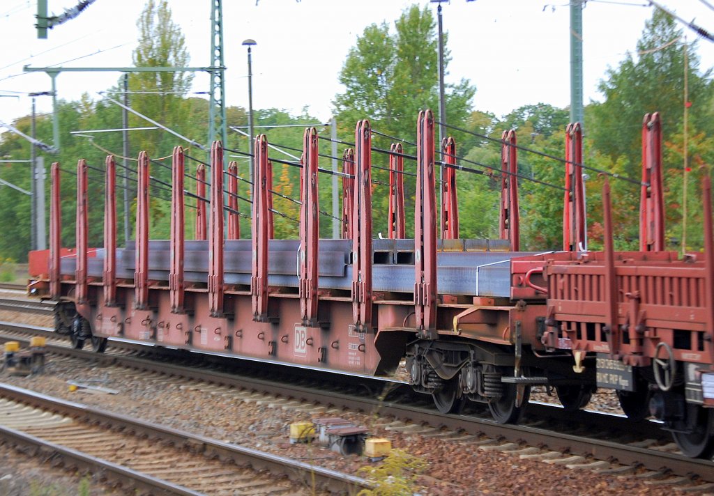 Drehgestellflachwagen mit Rungen und Niederbindeeinrichtung der DB vom Typ Sns 727 beladen mit schweren Stahlsegmenten, 30.09.10 Bhf. Flughafen Berlin-Sch�nefeld.