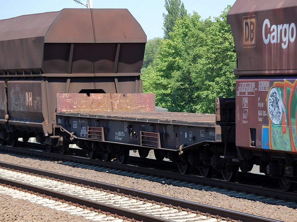 Drehgestellflachwagen mit Rungen (siehe seitliche K�sten)mit sechs Rads�tzen vom Typ Samms 710 der DB f�r Schwertransporte der Stahlindustrie (Stahlbrammen), eingestellt mit der Nr. 3 RIV 80 D-DB 4858 675-0, gemischter Zugverband am 09.07.10 Berlin-Pankow.
