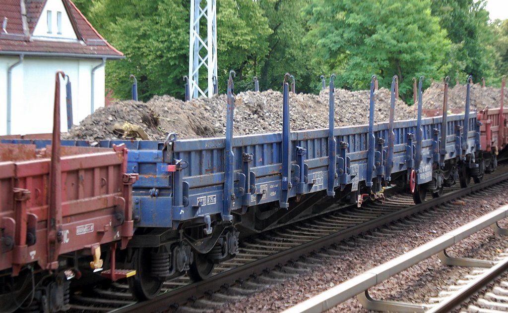 Drehgestellflachwagen (mit Rungen) vom slowakischen Einsteller ZX BENET eingestellt mit der Nr. 33 RIV 56 SK-ZX BENET 3937 712-6(P) Res bladen mit altem Gleisschotter, 22.06.12 Berlin-Karow.