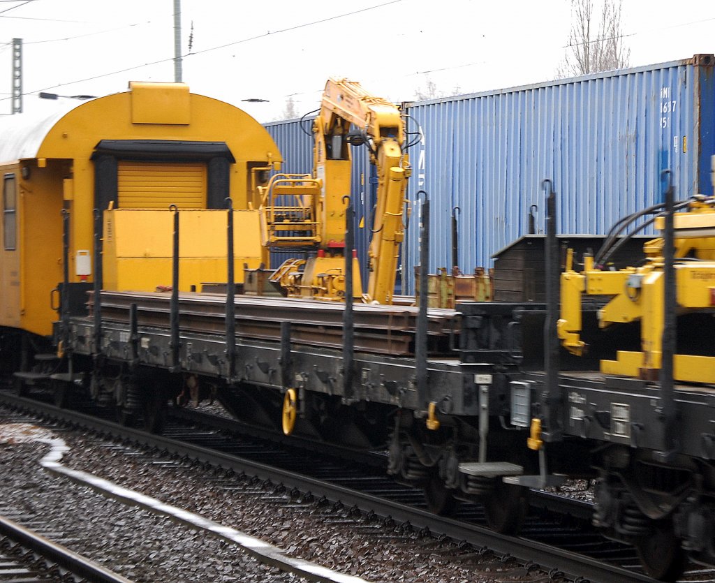 Drehgestellflachwagen mit Schienen beladen + Hydraulikgreifarmaufsatz gezogen von 293 007-1 �Lok 1  am 16.01.12 BHf. Flughafen berlin-Sch�nefeld.