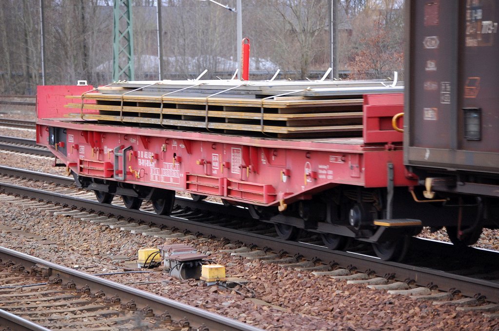 Drehgestellflachwagen mit sechs Rads�tzen der DB eingestellt mit der Nr. 31 TEN-RIV 80 D-DB 4852 453-8 Samms beladen mit Stahlplatten, 05.02.11 Bhf. Flughafen Berlin-Sch�nefeld.