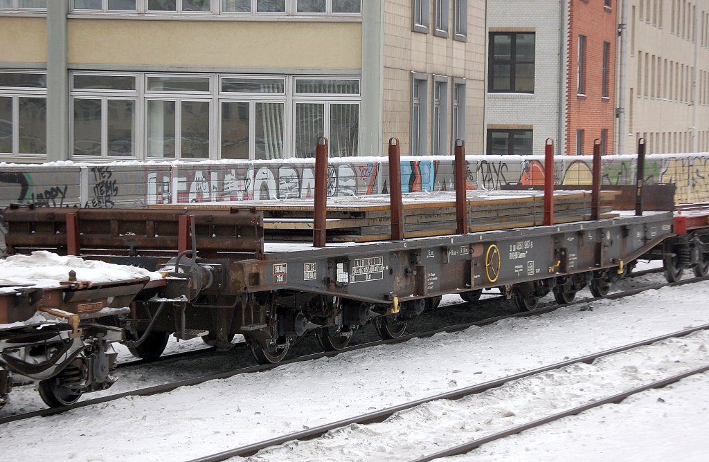 Drehgestellflachwagen mit sechs Rads�tzen und Rungen f�r Schwertransporte der DB eingestellt mit der Nr. 30 RIV 80 D-DB 4861 967-6 Samms 710 beladen mit Stahlbrammen, 30.12.10 gesichtet in einem gemischten G�terzug Berlin-Wedding.