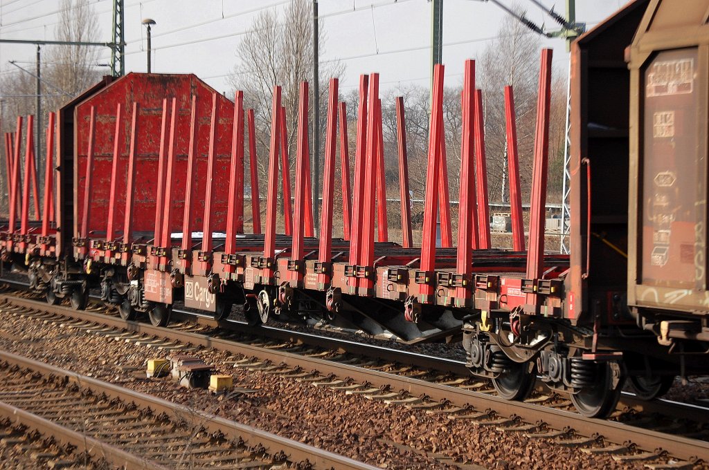 Drehgestellflachwagen mit vier Rads�tzen + Rungen mit Stirnw�nden ohne Seitenklappen der DB eingestellt mit der Nr. 31 RIV 80 D-DB 352 5 287-9 Roos-t 642, 15.02.11 Bhf. Flughafen Berlin-Sch�nefeld.