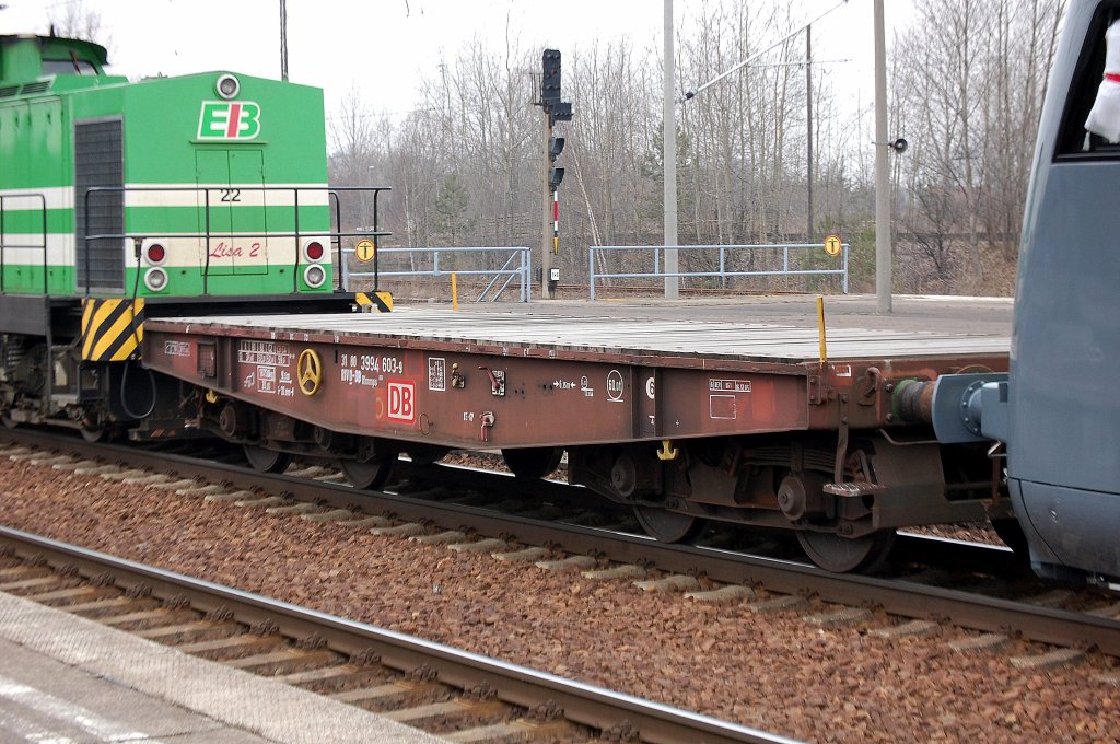 Drehgestellflachwagen mit vier Rads�tzen ohne Rungen der DB eingestellt mit der Nr. 31 RIV 80 D-DB 3994 603-9 Rlmmps 651 hier genutzt als Pufferwagen f�r eine �berf�hrungsfahrt, 16.02.11 Bhf. Flughafen Berlin-Sch�nefeld.