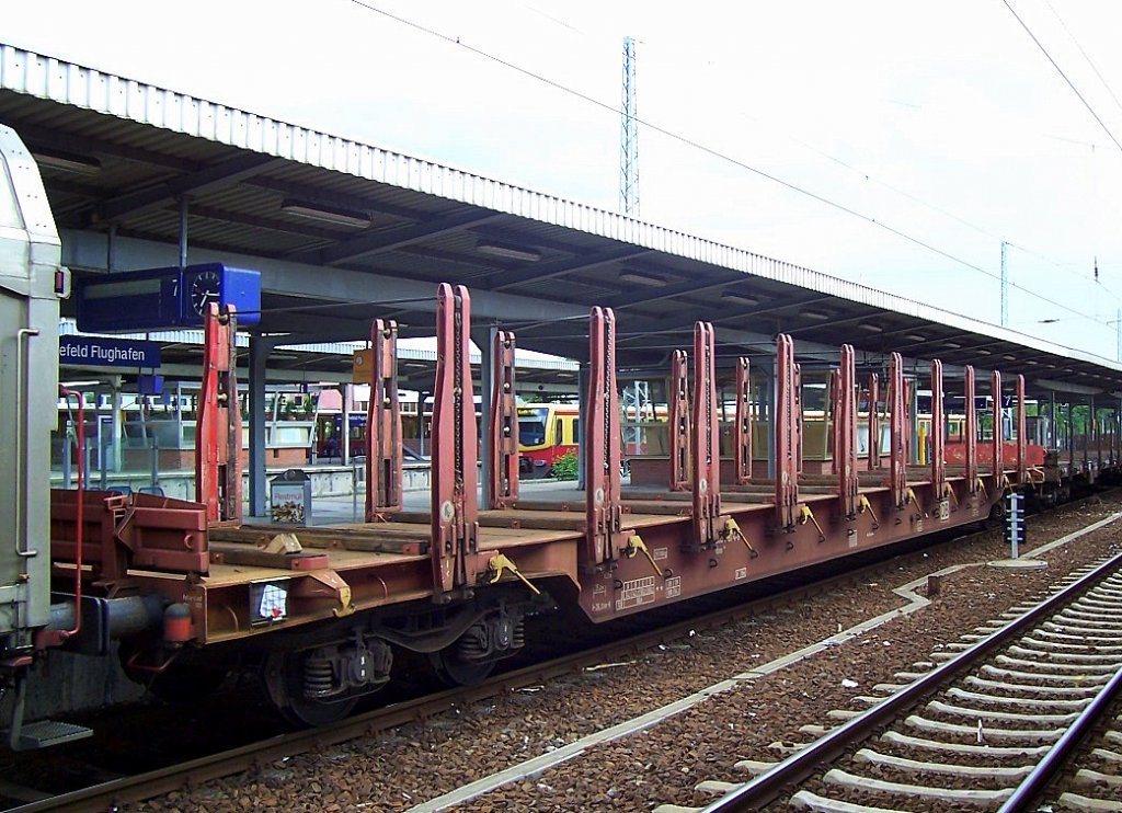 Drehgestellflachwagen mit vier Rads�tzen pro Seite 10 Doppelrungen und Stirnwandklappen der DB eingestellt mit der Nr. 81 80 DB 350 7 674-9 Rbns 646 im Sommer 2007 Bhf. Flughafen Berlin-Sch�nefeld. 