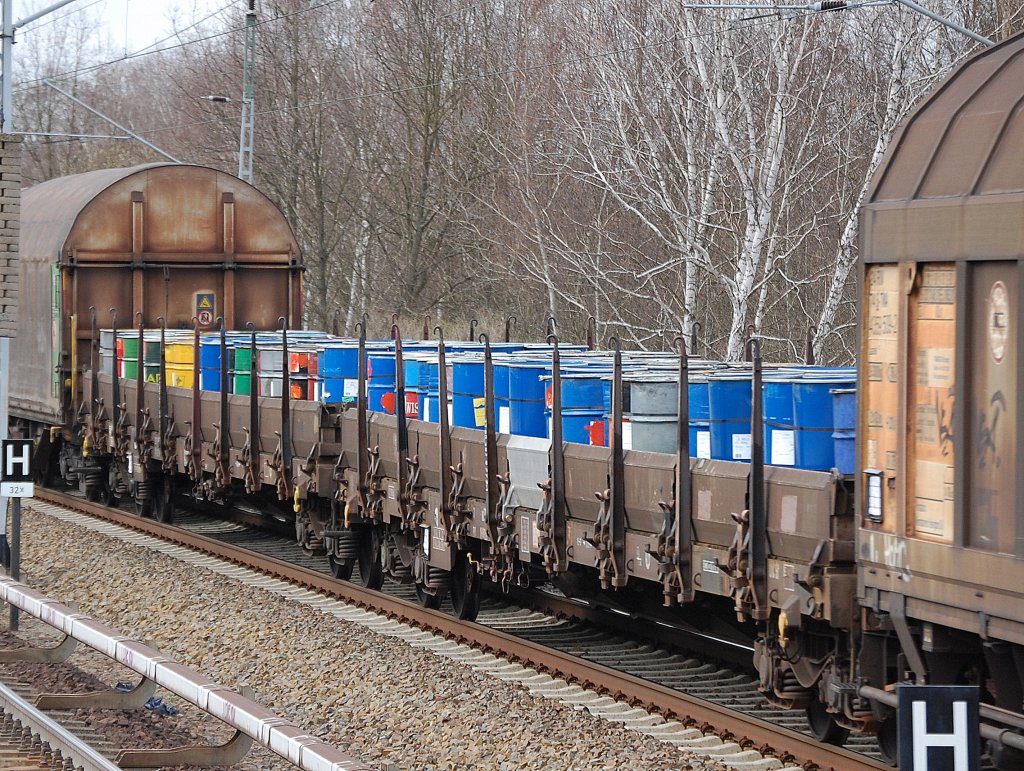 Drehgestellflachwagen mit vier Rads�tzen und Rungen beladen mit farbigen Tonnen (Inhalt?) am 31.03.11 M�hlenbeck-M�nchm�hle.