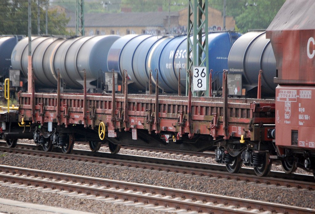 Drehgestellflachwagen mit vier Rads�tzen und Rungen der DB eingestellt mit der Nr. 31 RIV 80 D-DB 3942 462-3 Res 675, 01.09.10 Gbf. Berlin-Moabit.
