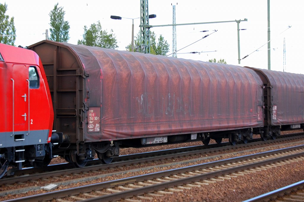 Drehgestellflachwagen mit vier Rads�tzen und verschiebaren Planenverdeck der DB vom Typ Rilns 654, eingestellt mit der Nr. 31 RIV 80 D-DB 3546 342-7 Rilns 654, 03.09.10 Bhf. Flughafen Berlin-Sch�nefeld.