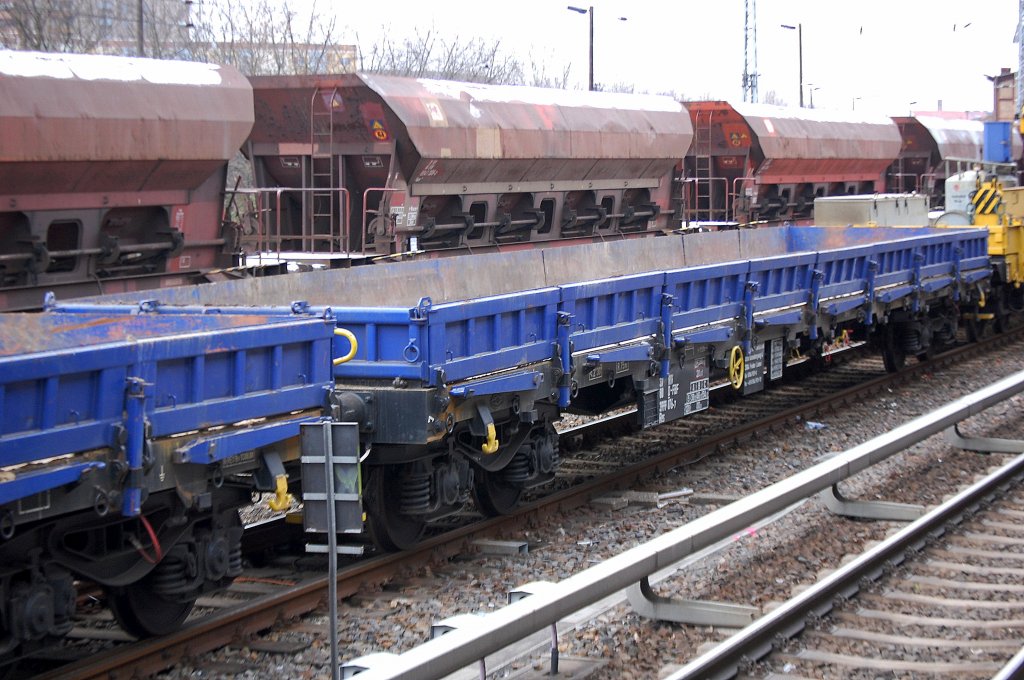 Drehgestellflachwagen vom Typ Res der Fa. FRENZEL-BAU GmbH&Co.KG eingestellt mit der Nr. 37 RIV 80 D-FBF 3999 076-7 Res am 01.12.10 Berlin-Greifswalder Str.