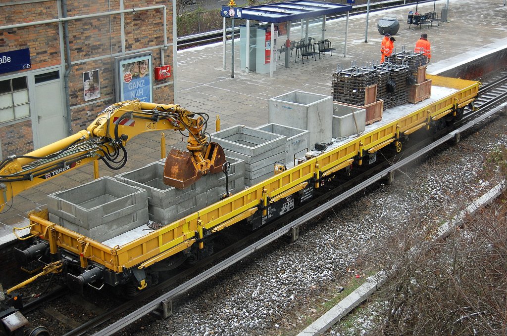 Drehgestellflachwagen vom Typ Res mit diversen Bauutensilien beladen, eingestellt mit der Nr. 37 RIV 80 D-EIVEL 3999 105-4 Res, 27.11.10 S-Bhf. Berlin Storkower Str. 